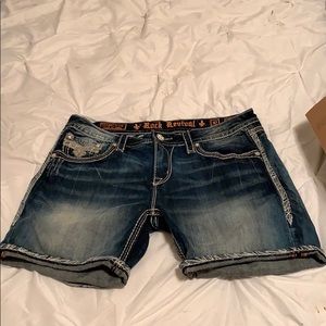 Size 32 rock revival EUC shorts
